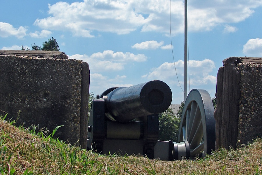 A cannon in the grass outside of Fort Stevens.